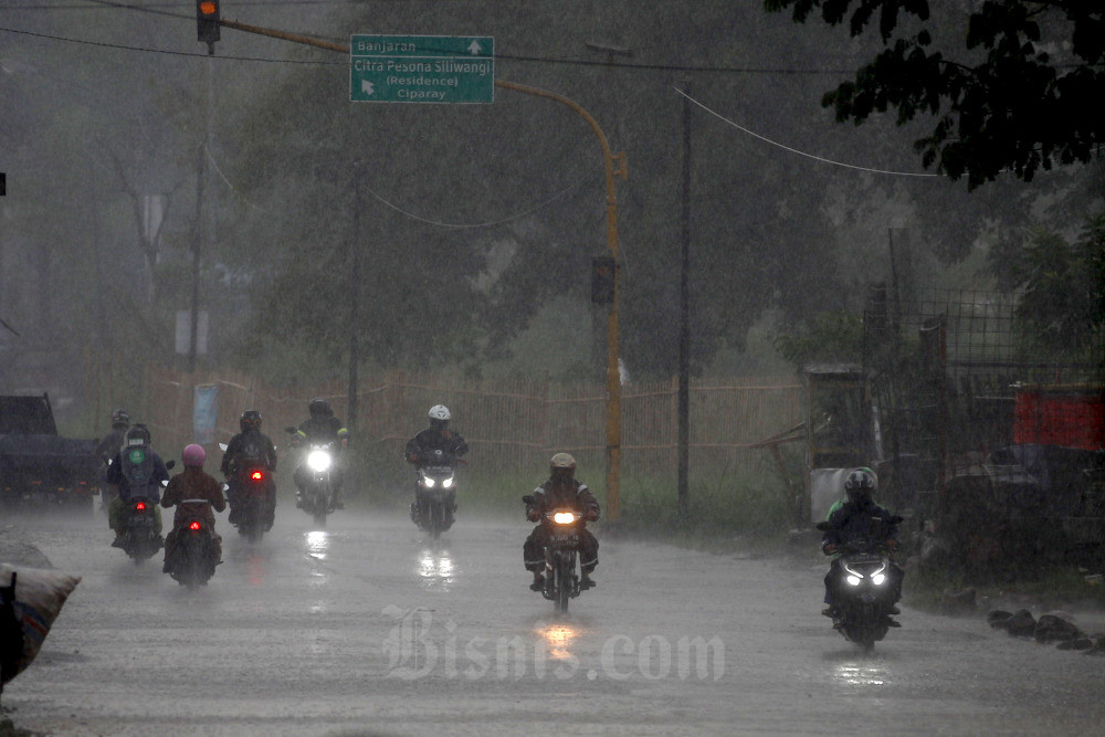BMKG: Jakarta Diguyur Hujan Hingga Sore, Waspada Petir! Hari Ini Sabtu, 2 Maret 2024