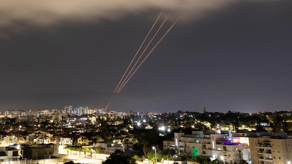 Serangan Israel ke Iran Memicu Ketegangan; Pesawat Menjauh dari Isfahan-Teheran