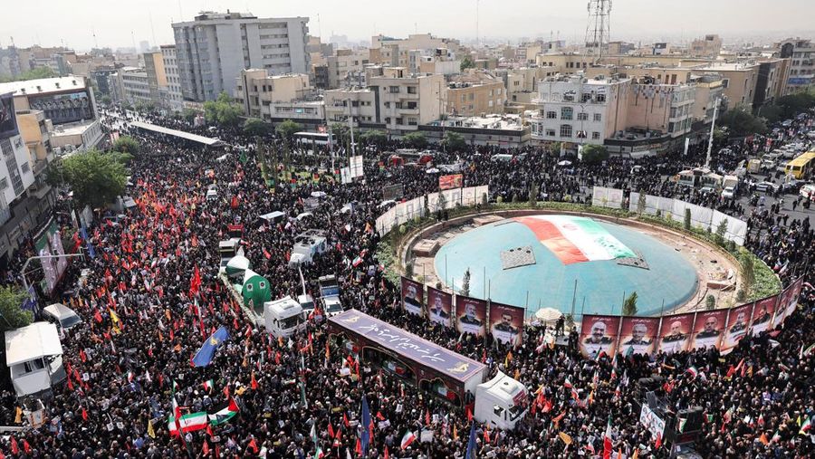 Massa Iringi Pemakaman Komandan Militer dan Ilmuwan Iran