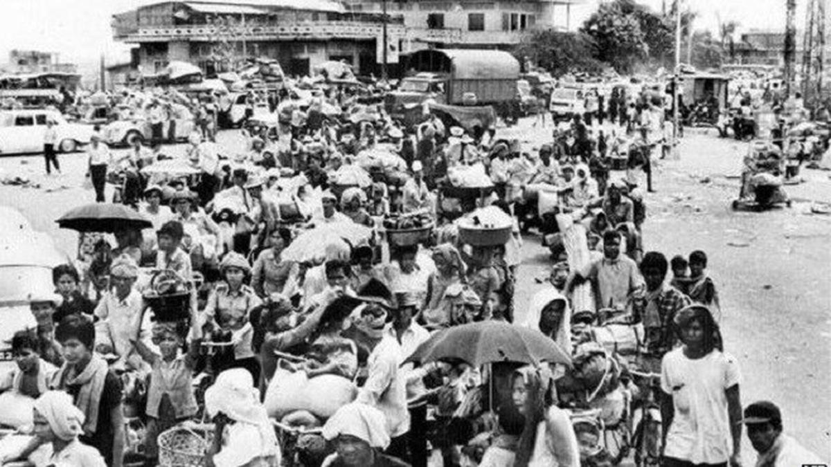 Kamboja mengalami perang saudara dan genosida di bawah Pol Pot. Simak sejarah kelam rezim Khmer Merah dan dampaknya terhadap jutaan rakyat sipil.