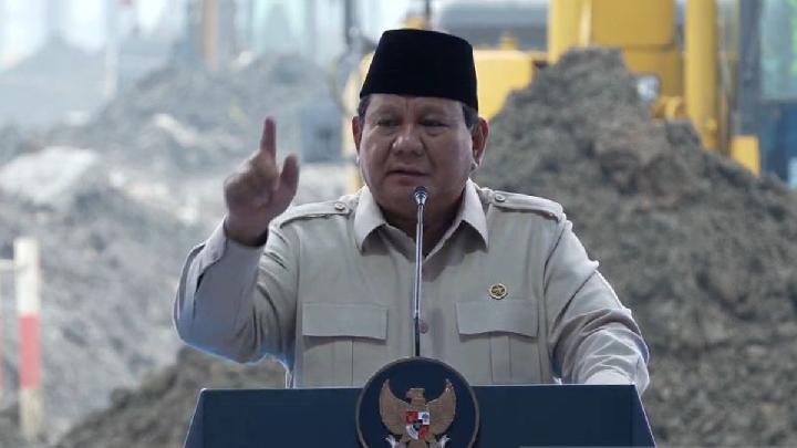 Prabowo Potong Tumpeng Sambut Peresmian Wisma Danantara